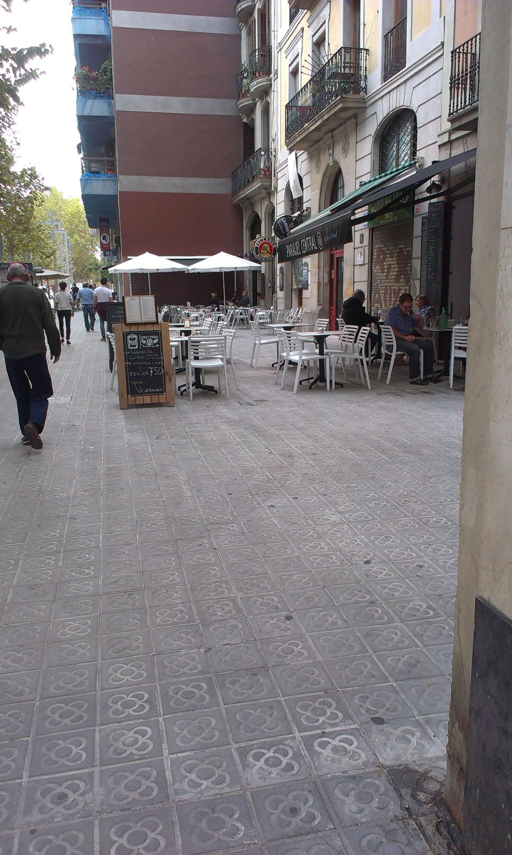 A place with perfect strawberry mojitos and free tapas