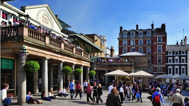 Eat frozen yogurt in central London.